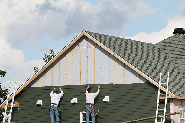 Professional Siding Contractor technician working in Martinsville, IL
